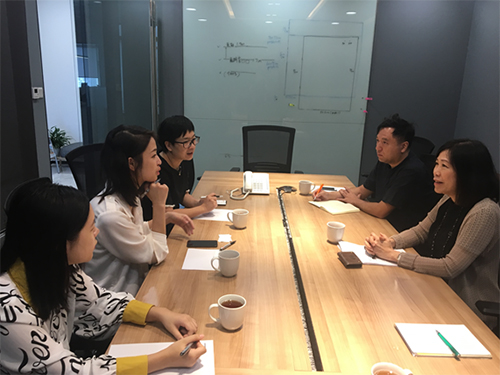 駐浙江聯絡處主任廖鳳嫻（右一）與杭州百老匯電影中心經理林煒燕（左三）就「第八屆香港主題電影展」—杭州站的合作進行商議。