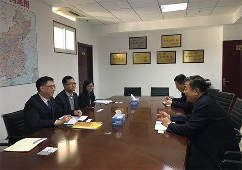 駐山東聯絡處副主任方明遠（左一）與煙台市人民政府台港澳工作辦公室副主任孫建剛（右一）會面