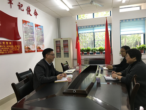 駐山東聯絡處副主任方明遠（左）與山東中醫藥大學國際教育學院副院長金一蘭（右一）及張永臣（右二）會面照