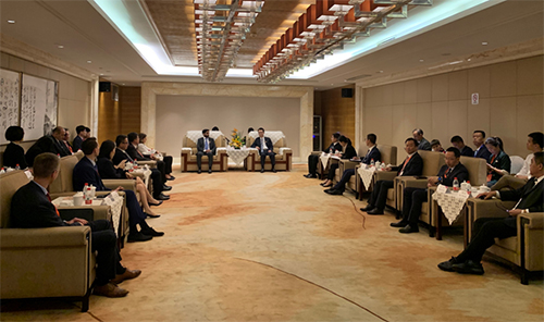 駐浙江聯絡處主任廖鳳嫻（前排左三）參加與義烏市市長王健（中右一）會面活動。