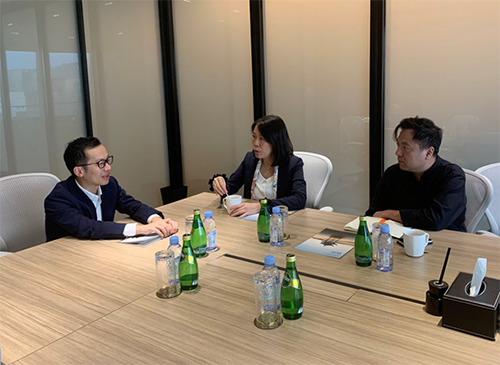 駐浙江聯絡處主任廖鳳嫻（中）與德事商務中心杭州區域總監林有為（左）會面