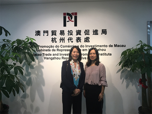 駐浙江聯絡處主任廖鳳嫻（左）與澳門貿易投資促進局杭州代表處經理陳英英（右）會面