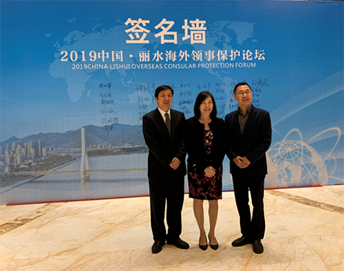 駐浙江聯絡處主任廖鳳嫻（中）與麗水市外事辦主任劉崇民（左）會面，交流麗水、香港兩地在經貿、文旅領域的合作。圖為兩人於會面後與麗水市商務局副局長張志軍（右一）合影。