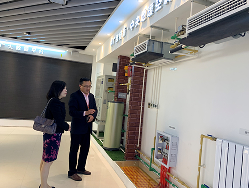 駐浙江聯絡處主任廖鳳嫻（左）參觀麗水知名企業浙江中廣電器股份有限公司，聽取浙江中廣電器股份有限公司行政總監朱建芬（右）介紹該公司主要產品、市場佈局及經營運作情況。