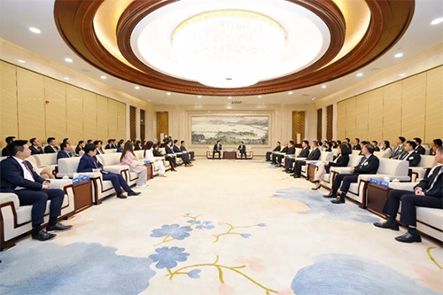 杭州市委書記周江勇（中右）會見參加活動的港澳台青年企業家，駐浙江聯絡處主任廖鳳嫻（前排右三）亦有參加。