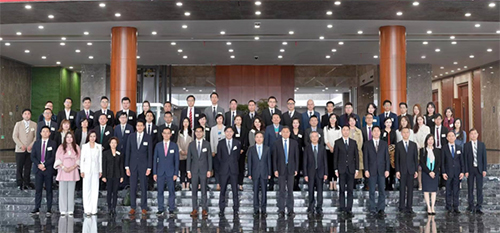 杭州市委書記周江勇（中）、杭州市委秘書長許明（右八）、杭州市委統戰部部長陳新華（右七）、杭州市港澳辦主任王進（右六）、杭州市投資促進局局長王翀（右五）、杭州團市委書記馬利陽（右四）與駐浙江聯絡處主任廖鳳嫻（右三）及參加論壇的港澳台青年企業家合影。
