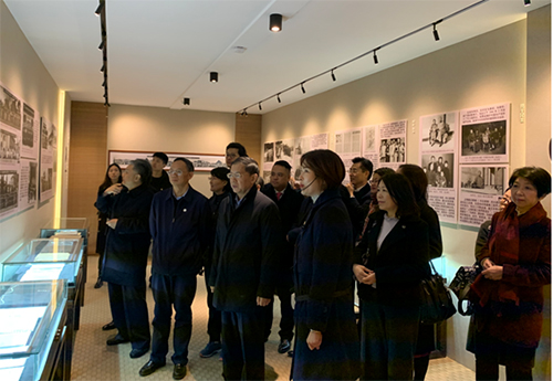 駐浙江聯絡處主任廖鳳嫻（二排右一）與全國人大常委會副委員長、民建中央主席郝明金（前排中）及參加揭牌儀式的嘉賓參觀包達三生平陳列館。