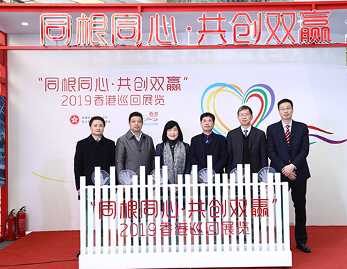 駐滬辦主任鄧仲敏（左三）、安徽省人民政府港澳事務辦公室黨組成員、二級巡視員樊忠厚（右三）、安徽省經濟和資訊化廳副巡視員劉一成（左二）及合肥市人民政府副秘書長汪維明（右二）等在開幕典禮上合照。
