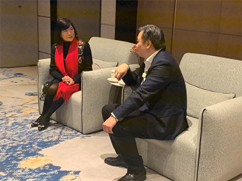 駐滬辦主任鄧仲敏（左）與杭州市副市長胡偉（右）於晚會開始前會面交流