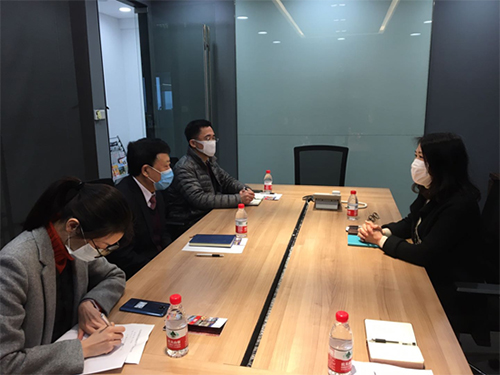 駐浙江聯絡處主任廖鳳嫻（右）與浙江省貿促會副會長張青山（左中）會面交流