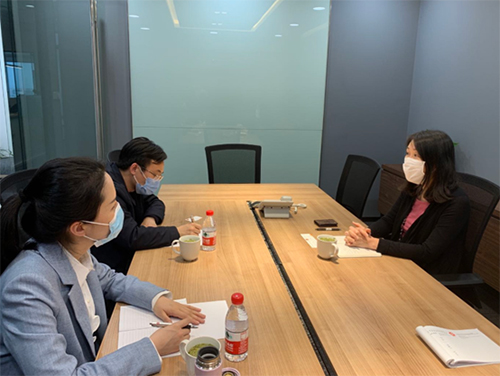 駐浙江聯絡處主任廖鳳嫻（右）與浙江省青年聯合會秘書長王輝球（左二）會面交流