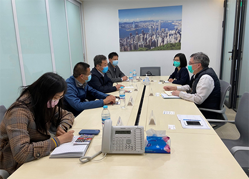 駐山東聯絡處副主任李嘉欣（右二）及方明遠（右一）與濟南市委統戰部副部長張鵬（左三）及一級調研員胡振宇（左二）等會面交流