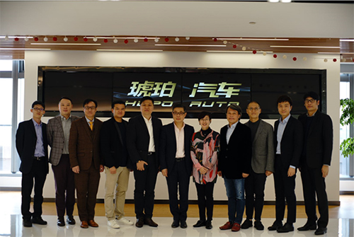 駐滬辦主任與在滬港人港商代表合影（從左至右依次為：駐滬辦經貿關係總監龐錦輝、駐滬辦聯絡統籌主任劉建才、英美華人企業協會會長陳詠東、新旺餐飲董事長陳卓明、捷豐集團有限公司董事總經理姚珩、琥珀汽車董事長兼首席執行官彭華、駐滬辦主任蔡亮、水中銀(國際)生物科技有限公司首席戰略顧問范家輝、麥科控股有限公司董事總經理麥德銓、駐滬辦副主任勞逸民及置梁行房地產顧問（上海）有限公司總經理梁傲文）