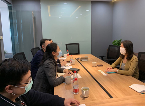 駐浙江聯絡處主任廖鳳嫻（右）與杭州團市委副書記李蓮萍（左二）會面交流