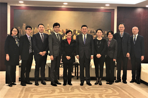 駐滬辦主任蔡亮（左五）、黃浦區副區長陳卓夫（右五）、黃浦區外辦主任王豔（右四）、黃浦區商務委主任金韶靖（右三）、駐滬辦副主任勞逸民（左四）、黃浦區發改委二級調研員張金元（右二）、黃浦區南京東路街道副主任盧軍（右一）、駐滬辦聯絡統籌主任劉建才（左三）、駐滬辦經貿關係總監龐錦輝（左二）、駐滬辦聯絡統籌經理易群（左一）於會後合照