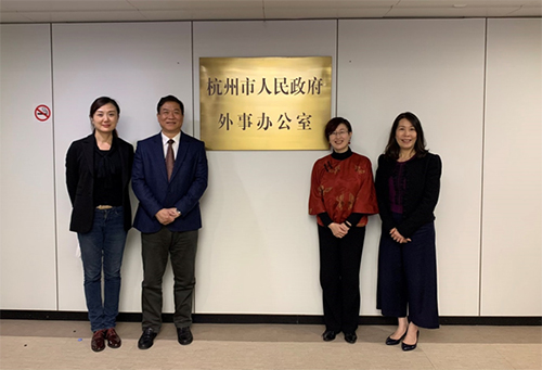 駐滬辦主任蔡亮（右二）、杭州市港澳辦副主任孔德勝（左二）、駐浙江聯絡處主任廖鳳嫻（右一）及杭州市港澳辦港澳處處長杜鵑（左一）合影