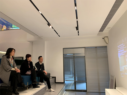 駐滬辦主任蔡亮（中）及駐浙江聯絡處主任廖鳳嫻（左）與香港意匯商業設計董事長歐鎮江（右）觀看意匯商業設計最新項目介紹