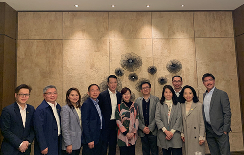 駐滬辦主任蔡亮（中）及駐浙江聯絡處主任廖鳳嫻（右四）與中國香港（地區）商會-浙江會長湯耀光（左五）和執委會成員及部分港資企業代表交流後留影