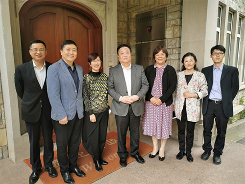 駐滬辦主任蔡亮 (左三) 與上海經貿商事調解中心理事會理事長簡大年(中)、上海經貿商事調解中心主任張巍（右三）、上海經貿商事調解中心理事會副理事長陳乃蔚（左二）及上海經貿商事調解中心副主任李海歌（右二）合影