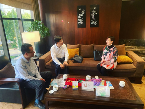 駐滬辦主任蔡亮（右）和江蘇省港商投資企業服務協會會長吳建中（中）會面