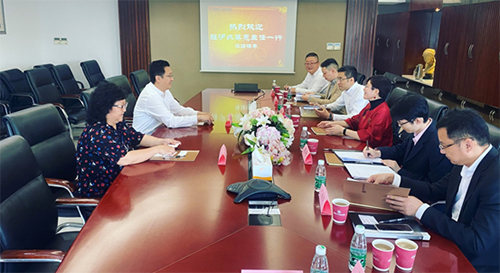 駐滬辦主任蔡亮（右三）與金輪天地控股總裁王錦輝（左二）及副總裁朱玲（左一）會面