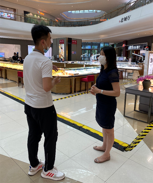 寧波市東部新城銀泰城傳媒事業部經理孫昊苒（左一）陪同駐浙江聯絡處主任廖鳳嫻(右一)考察場地