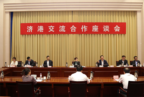 駐滬辦主任（後排中）出席濟港交流合作座談會