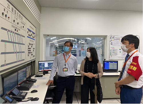 駐浙江聯絡處主任廖鳳嫻（中）聽取杭港地鐵有限公司副總經理 呂幹貽（左）關於地鐵五號線建國路換乘點的介紹