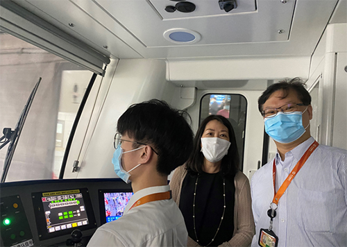 杭港地鐵有限公司副總經理 呂幹貽（右）陪同駐浙江聯絡處主任廖鳳嫻（中）搭乘地鐵五號線
