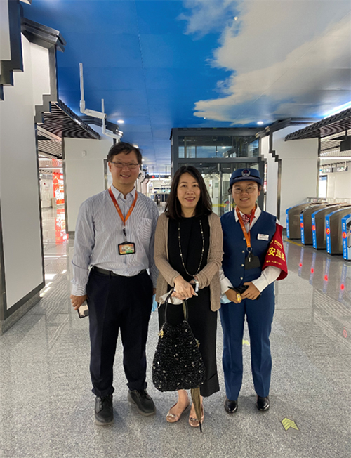 杭港地鐵有限公司副總經理 呂幹貽（左）與同駐浙江聯絡處主任廖鳳嫻（中）參觀地鐵五號線江城路站