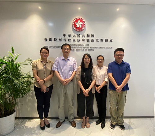 駐浙江聯絡處主任廖鳳嫻（中）與杭州市貿促會會長鄭榮新（左二）國際聯絡部部長李俊（右二）會面後合影