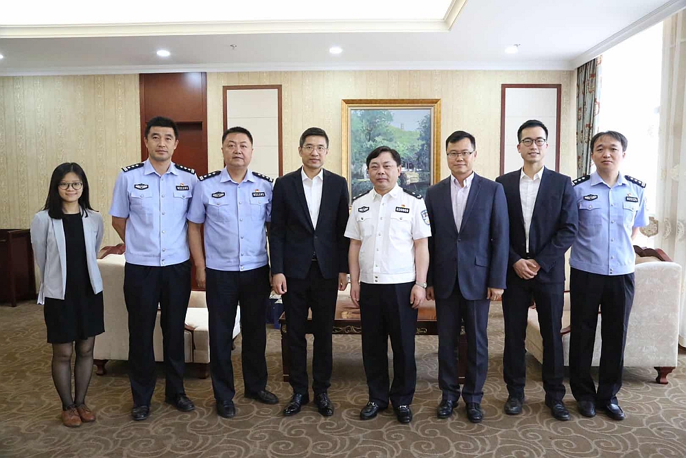 駐滬辦副主任翁榮楨（左四）與江蘇省無錫市公安局副局長胡曉（右四）及其他與會者會面後合影