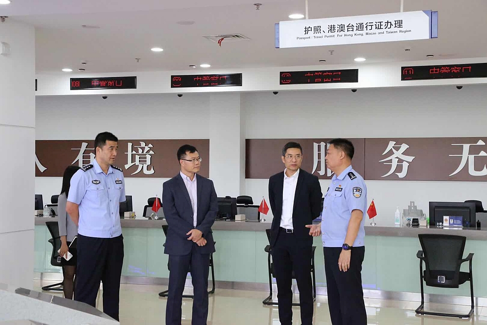 駐滬辦副主任翁榮楨（右二）在無錫市公安局出入境管理支隊隊長朱小瀛（右一）陪同下參觀當地出入境辦證大廳