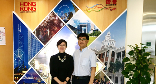 駐滬辦主任蔡亮（右）與安徽省港澳辦港澳處處長趙明（左）合影