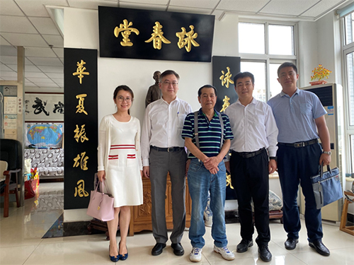 駐山東聯絡處副主任方明遠（左二）、濟南市人民政府台港澳事務辦公室港澳處處長王文華（右二）、葉問詠春拳館館長陸偉德（中）及其他參會者合照