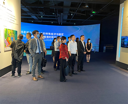 駐滬辦主任蔡亮一行參觀臨港新片區展示中心