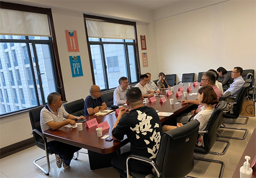 駐山東聯絡處副主任方明遠（左三）、濟南市人民政府台港澳事務辦公室港澳處處長王文華（左四）及其他與會者合照