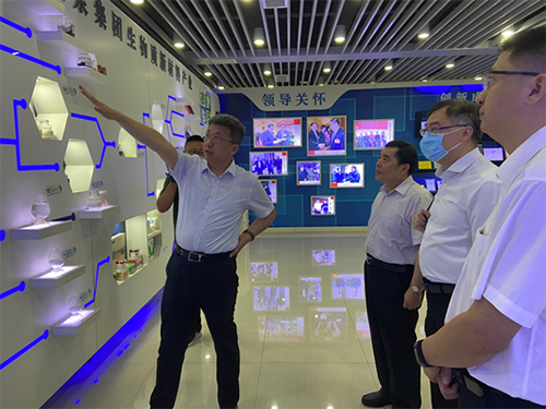 駐山東聯絡處副主任方明遠（右二）及濟南市人民政府台港澳事務辦公室副主任孟昭友（右三）訪問聖泉集團