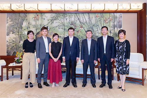 上海市副市長許昆林（左四）、駐滬辦主任蔡亮（左三）、貿發局華東華中首席代表呂劍（右三）、上海市港澳辦副主任周亞軍（右二）、上海市港澳辦港澳處處長葉靚（右一）、駐滬辦副主任勞逸民（左二）及貿發局上海辦事處主任王穎蓓於會後合照