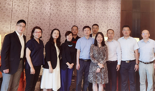 駐滬辦主任蔡亮（左四）與浙江省新聞辦公室對外交流處處長王新華（右六）、駐浙江聯絡處主任廖鳳嫻（右四）、駐滬辦一行及部分媒體代表交流後留影
