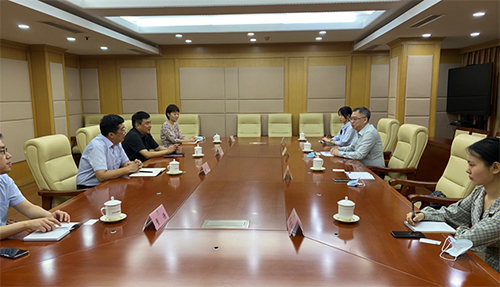 駐山東聯絡處副主任方明遠（右二）與山東省政協港澳台僑和外事委員會副主任陳棟（左二）等會面照