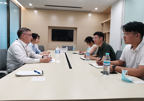 駐山東聯絡處副主任方明遠（左一）與香港商報山東辦主任孫珂（右二）等會面照