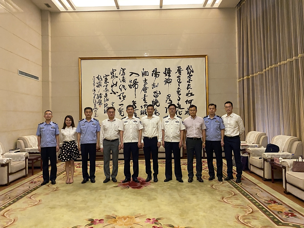 駐滬辦副主任翁榮楨（右五）與山東出入境邊防檢查總站站長徐曉偉（左五）及其他與會者會面後合影