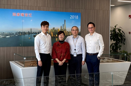 駐滬辦主任蔡亮（左二）、駐滬辦副主任勞逸民（左一）、駐滬辦副主任鞏連全（右一）參觀上海陸家嘴（集團）有限公司展示廳時，與上海陸家嘴（集團）有限公司規劃與建築設計管理部總經理陶建強（右二）合影