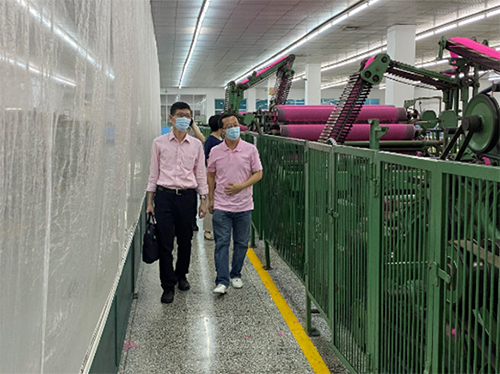 中和羊絨（無錫）有限公司總經理李屹晗(右) 向駐滬辦經貿關係總監龐錦輝(左)介紹公司運作
