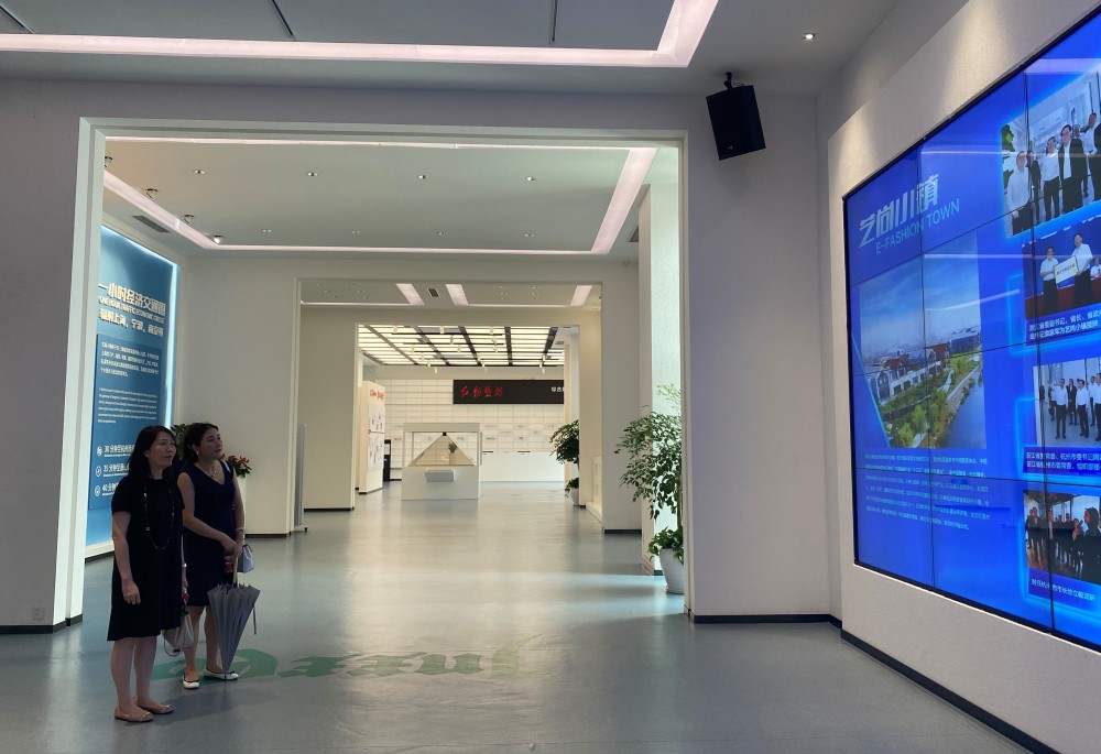 駐浙江聯絡處主任廖鳳嫻（左一）聽取杭州市余杭區委統戰部科長華偉介绍藝尚小鎮概況