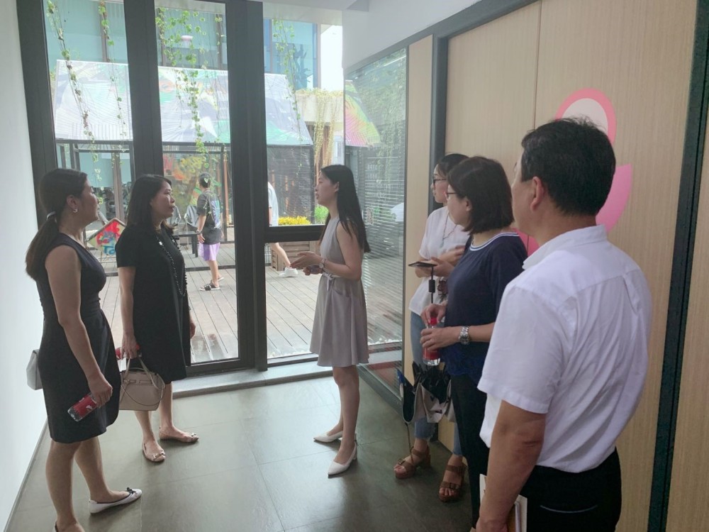 駐浙江聯絡處主任廖鳳嫻（左二）參觀藝尚小鎮眾創空間