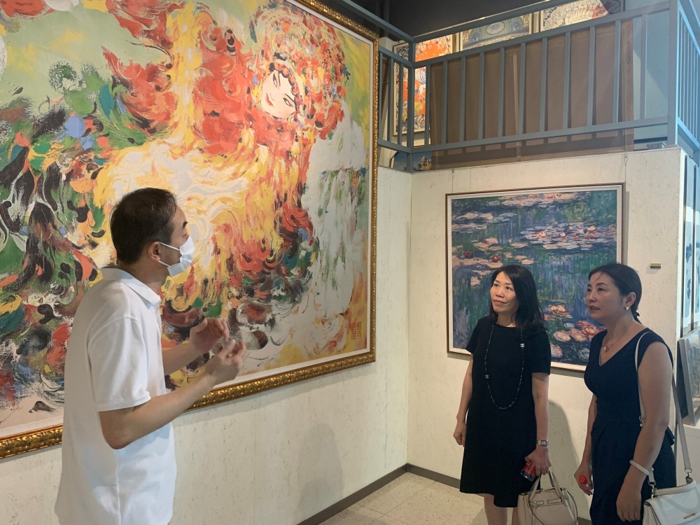駐浙江聯絡處主任廖鳳嫻（右二）聽取織錦工藝國禮大師李加林教授介紹現代織錦技術
