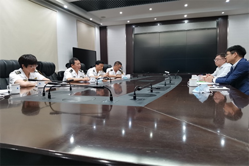 駐山東聯絡處副主任方明遠（右二）陪同香港船舶註冊處駐上海區域總監向大田（右一）與山東海事局船員處處長邵廣寶（左二）等會面