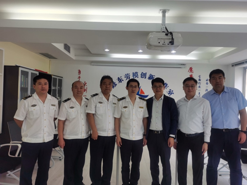 駐山東聯絡處副主任方明遠（右二）陪同香港船舶註冊處駐上海區域總監向大田（右三）與青島海事局副局長彭德洋（左四）、監督一處副處長張修東（左三）等會面